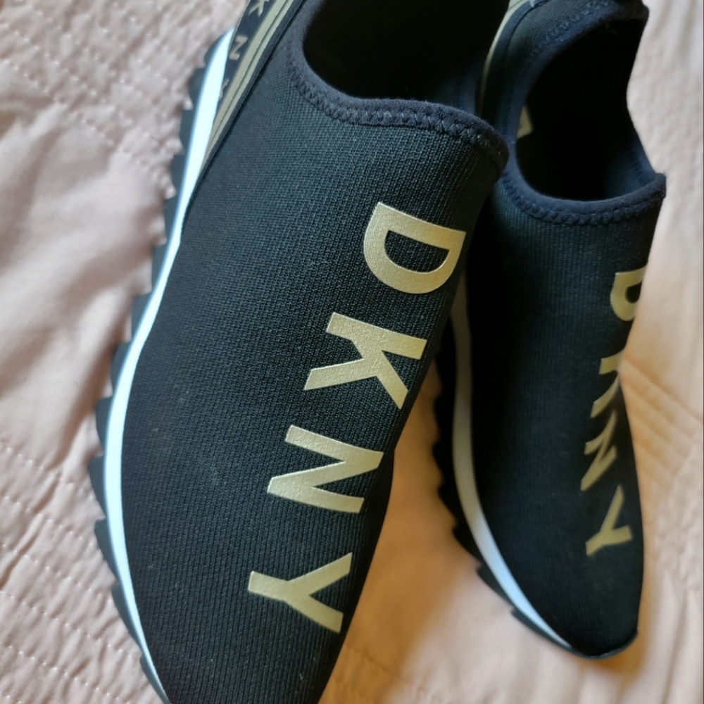 DKNY Women's Black Gold Trainer Shoe Size 8.5 NWOT just tried on only.